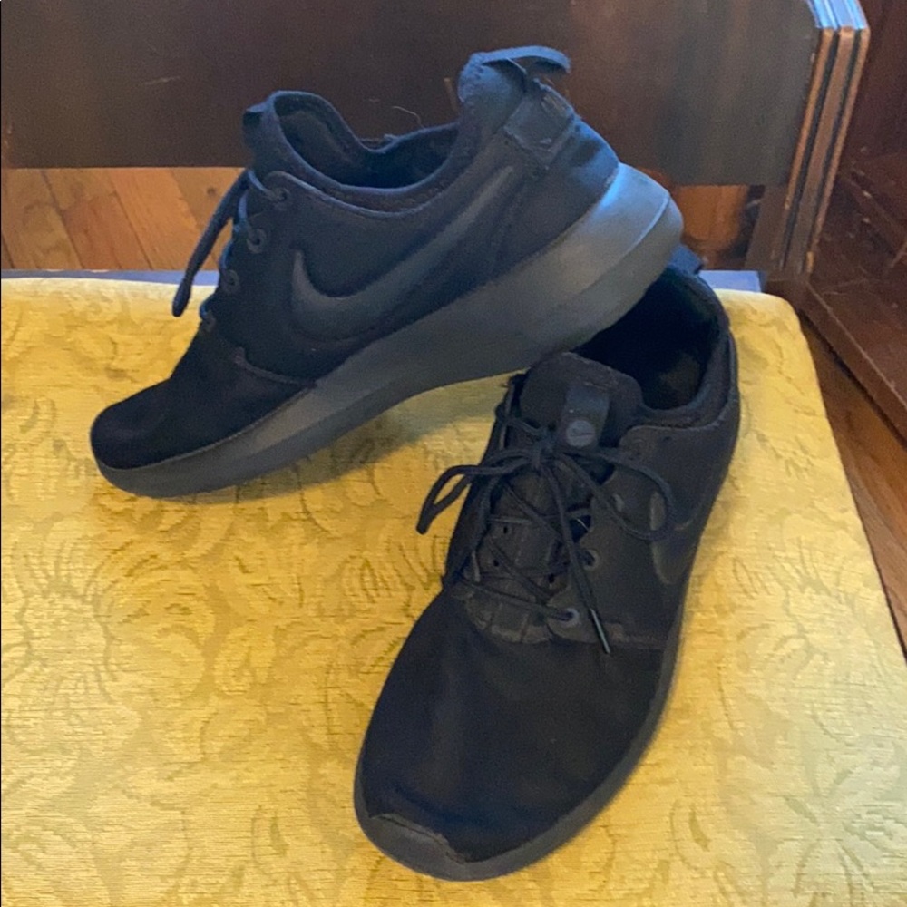 NIKE ROSHE ONE